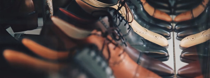 Stappare una bottiglia con una scarpa